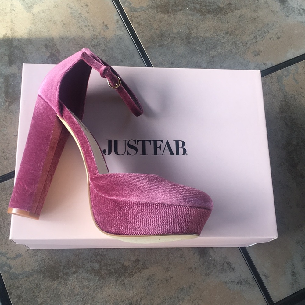 Just Fab mauve heels size 8.
